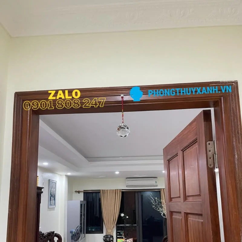Cửa đối cửa, quả cầu treo ở cửa chính