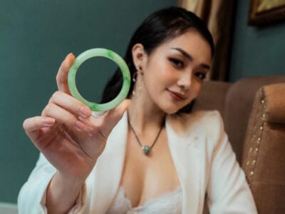 Cô gái cầm vòng cẩm thạch