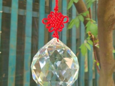 Qủa cầu treo ở cửa cổng