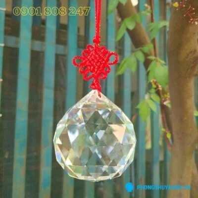 Qủa cầu treo ở cửa cổng