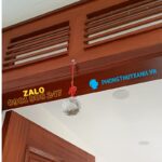 Qủa cầu treo cửa khi mở cửa vào bên trong