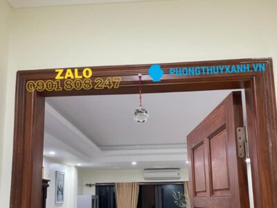 Cửa đối cửa, quả cầu treo ở cửa chính