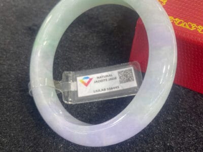 Vòng cẩm thạch luôn sáng bóng