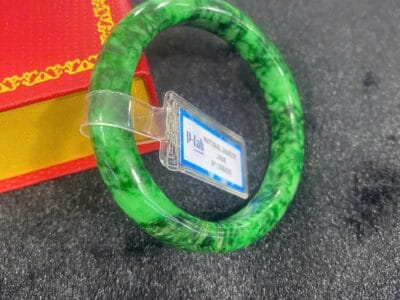 Vòng cẩm thạch sơn thủy